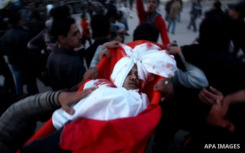 Palestinians carry the body of 20-year-old Mahmoud Zakot during his funeral in the northern Gaza Strip March 30, 2012. Israeli security forces shot dead Zakot in the Gaza Strip on Friday, medics said, and clashed with Pa...