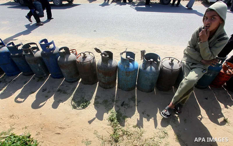 Palestinians wait to fill canisters with cooking gas outside a filling station in Deir al-Balah, in the central Gaza Strip, April 1, 2012. Palestinians in the Gaza Strip are experiencing shortage in gas and fuel. Photo b...