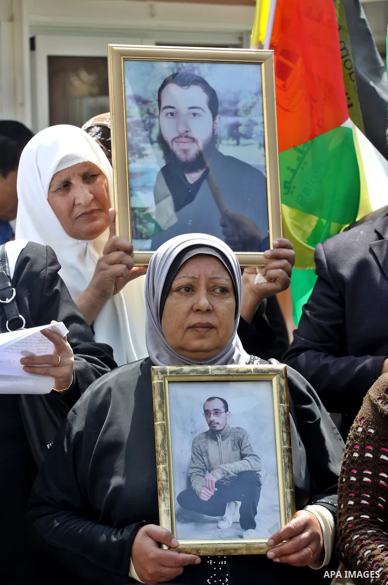 Palestinians participate in a demonstration in solidarity with prisoners jailed in Israel, in the West Bank city of Nablus, Apr. 03, 2012. Photo by Nedal Shtieh