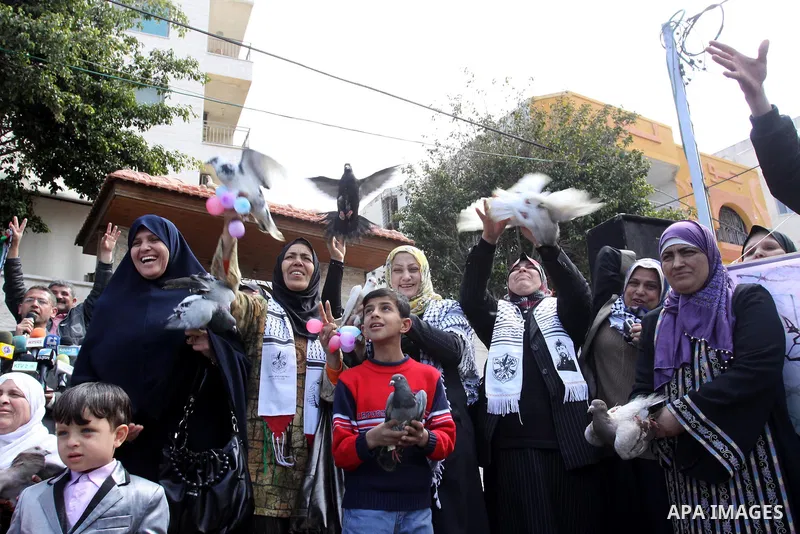 Palestinians participate in a demonstration in solidarity with prisoners jailed in Israel, in Gaza City, Gaza Strip, on Apr. 03, 2012. Photo by Mohammed Asad