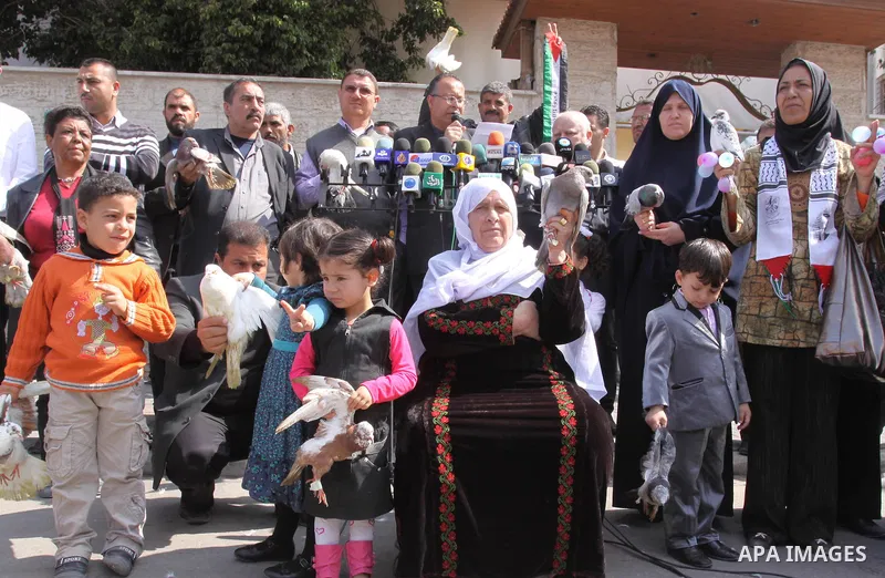 Palestinians participate in a demonstration in solidarity with prisoners jailed in Israel, in Gaza City, Gaza Strip, on Apr. 03, 2012. Photo by Mohammed Asad