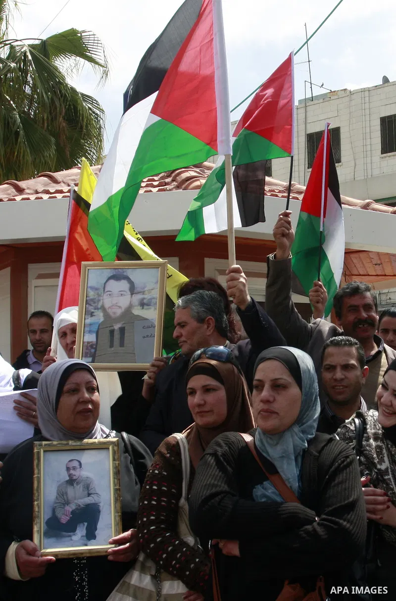 Palestinians participate in a demonstration in solidarity with prisoners jailed in Israel, in the West Bank city of Nablus, Apr. 03, 2012. Photo by Wagdi Eshtayah