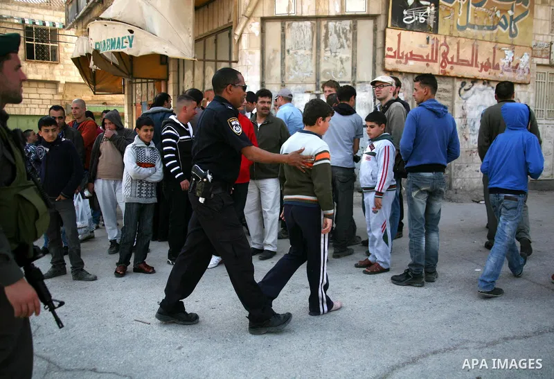 Israeli border police officers stand guard outside a building occupied by Jewish settlers in the West Bank city of Hebron April 3, 2012. Israeli Prime Minister Benjamin Netanyahu overruled the planned eviction on Tuesday...