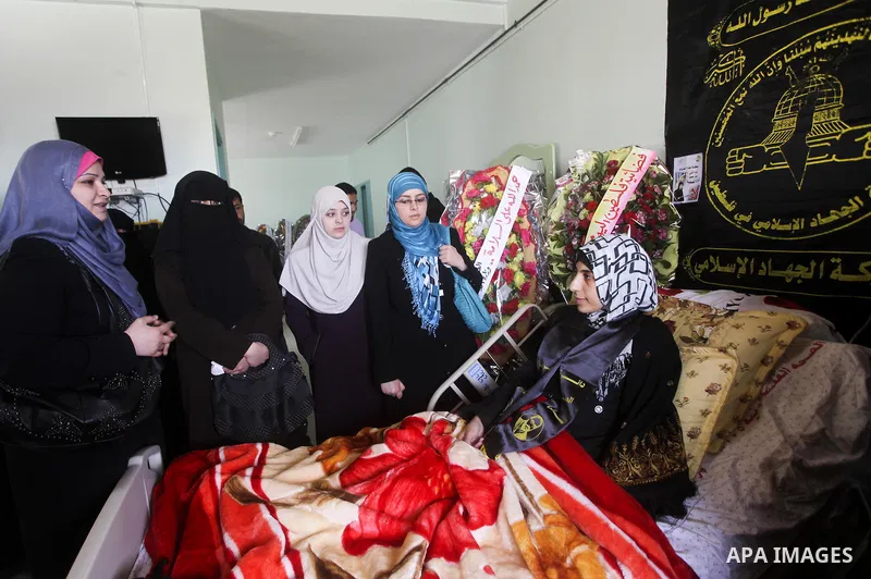 Palestinian women speak with Palestinian prisoner Hanaa Shalabi during, who spent 43 days on hunger strike in an Israeli prison, during there visit in Al-Quds hospital in Gaza City on April 2, 2012. Shalabi, who had begu...