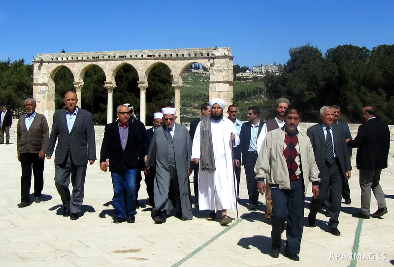 Sheikh Ali al-Jaafari, visits Al Aqsa mosque in Jerusalem city.on Mar. 04, 2012. Photo by Mahfouz Abu Turk