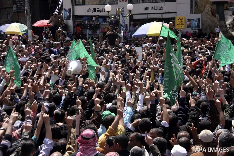 Palestinian mourners gather around the body of Sheikh Hamed Al-Betawi member of the Legislative Council for Hamas during his funeral in the West Bank city of Thursday, April 5, 2012 . Photo by Wagdi Eshtayah