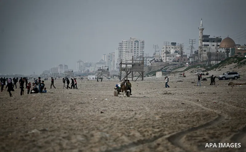 Palestinians enjoy in Gaza City Mediterranean port during sunset to the West of Gaza city, 06 April 2012. Photo by Ali Jadallah
