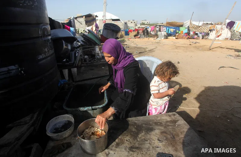 A Palestinian woman washing cooking pots in a poor region of the Al-Nusirat neighborhood, central Gaza Strip on 08 April 2012. Reports from the World Bank on 06 April 2012 state that The World Banks Board of Directors e...