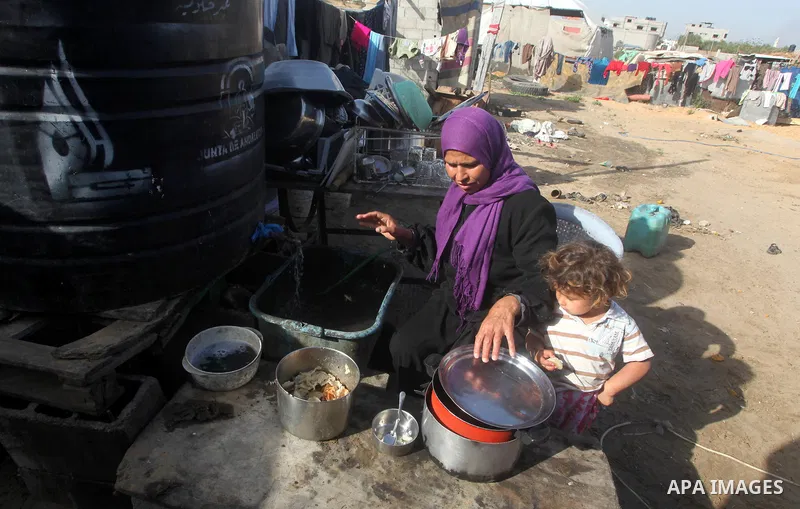 A Palestinian woman washing cooking pots in a poor region of the Al-Nusirat neighborhood, central Gaza Strip on 08 April 2012. Reports from the World Bank on 06 April 2012 state that The World Banks Board of Directors e...