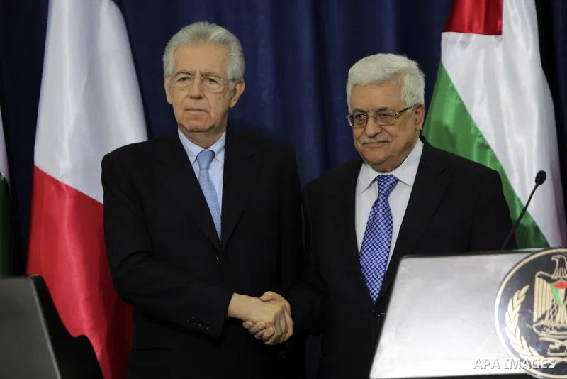 Palestinian President Mahmoud Abbas gestures meets with Italy's Prime Minister Mario Monti past an honour guard during a welcoming ceremony in the West Bank city of Ramallah April 8, 2012. Photo by Issam Rimawi