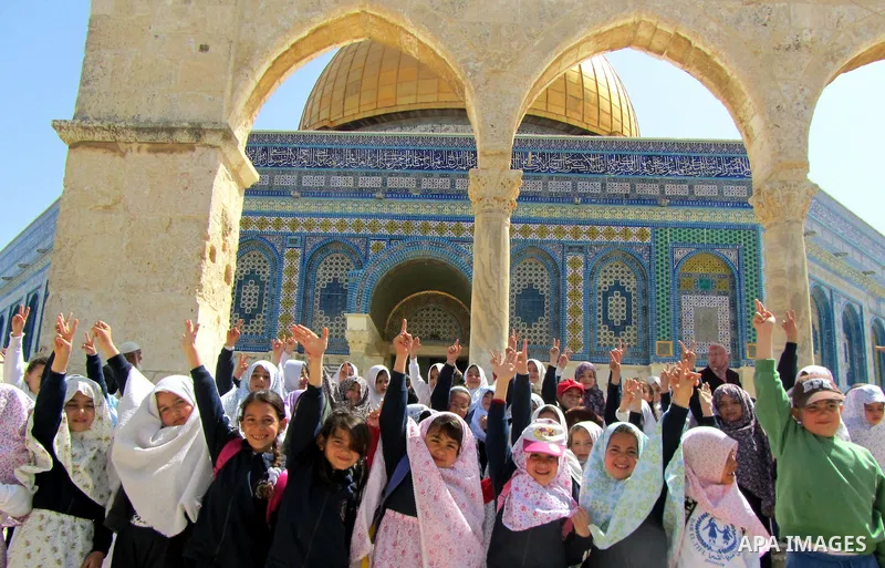 Palestenian children visit of Al Aqsa mousque in the old city of Jerusalem .on Apr. 09, 2012. Photo by Mahfouz Abu Turk