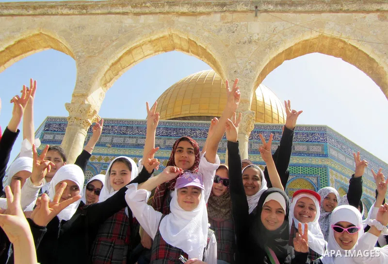 Palestenian children visit of Al Aqsa mousque in the old city of Jerusalem .on Apr. 09, 2012. Photo by Mahfouz Abu Turk