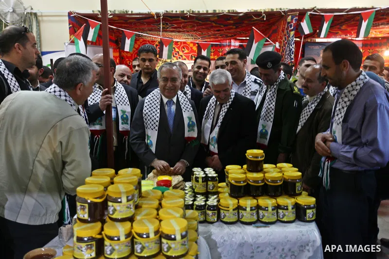 Palestinian Prime Minister Salam Fayyad attend Opening Ceremony of the food industry exhibition at the University of Hebron in west bank city of Hebron on April 11, 2012 Fayyad Inspect the first exhibition of agricultura...