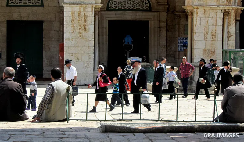 Jewish settlers walking in the yards of Al Aqsa Mosque in the old city of Jerusalem on 11 Apr 2012. Photo by Mahfouz Abu Turk
