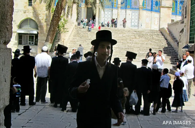 Jewish settlers walking in the yards of Al Aqsa Mosque in the old city of Jerusalem on 11 Apr 2012. Photo by Mahfouz Abu Turk