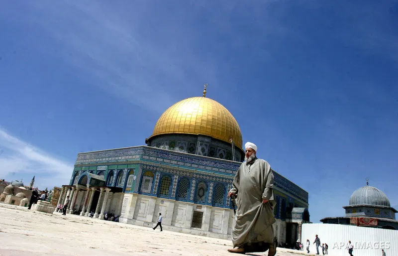 Palestinians walk in front of the dome of the rock and Al Aqsa mosque in the old city of Jerusalem on Apr. 13, 2012. Photo by Mahfouz Abu Turk