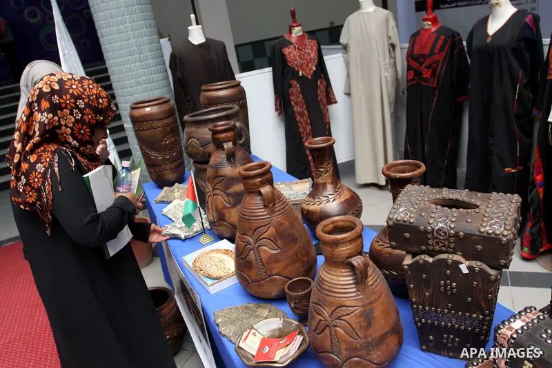 Palestinians participate in an exhibition Palestinian Heritage in Islamic University in Gaza City, on April, 15, 2012. Photo by Mohammed Asad