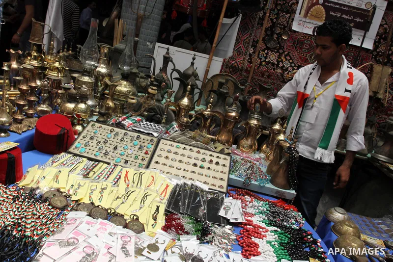 Palestinians participate in an exhibition Palestinian Heritage in Islamic University in Gaza City, on April, 15, 2012. Photo by Mohammed Asad