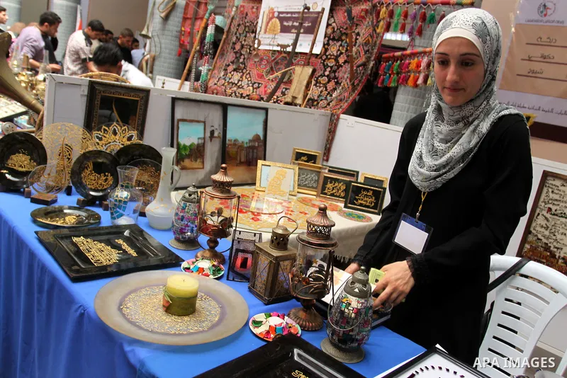Palestinians participate in an exhibition Palestinian Heritage in Islamic University in Gaza City, on April, 15, 2012. Photo by Mohammed Asad