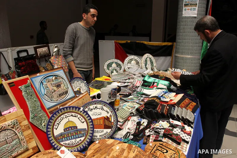 Palestinians participate in an exhibition Palestinian Heritage in Islamic University in Gaza City, on April, 15, 2012. Photo by Mohammed Asad