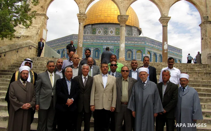 Jordan's Interior Minister Mohammad Raud (C) stands out of Jerusalem's Dome of the Rock mosque during his visit to the Al-Aqsa mosques compound, Islam's third holiest site, on April 15, 2012. The Jordanian minister was o...