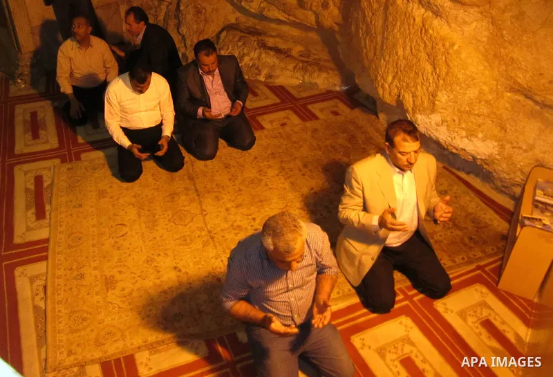 Jordan's Interior Minister Mohammad Raud (C) prays in the Dome of the Rock mosque during his visit to the Al-Aqsa mosques compound, Islam's third holiest site, on April 15, 2012. The Jordanian minister was on an official...