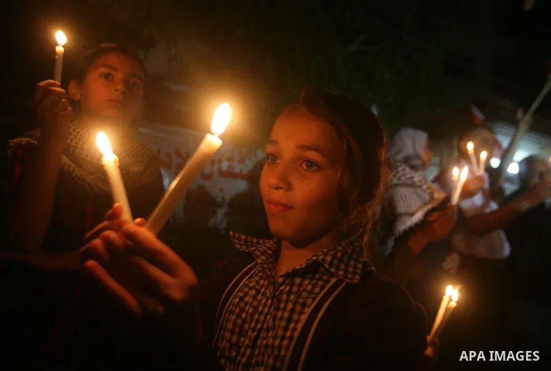 Palestinian children hold candles during a rally in solidarity with Palestinian prisoners held in Israeli jails, in Gaza City, April 16, 2012. Photo by Ali Jadallah