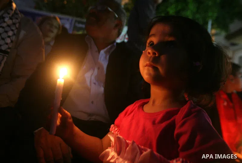 Palestinian children hold candles during a rally in solidarity with Palestinian prisoners held in Israeli jails, in Gaza City, April 16, 2012. Photo by Ali Jadallah
