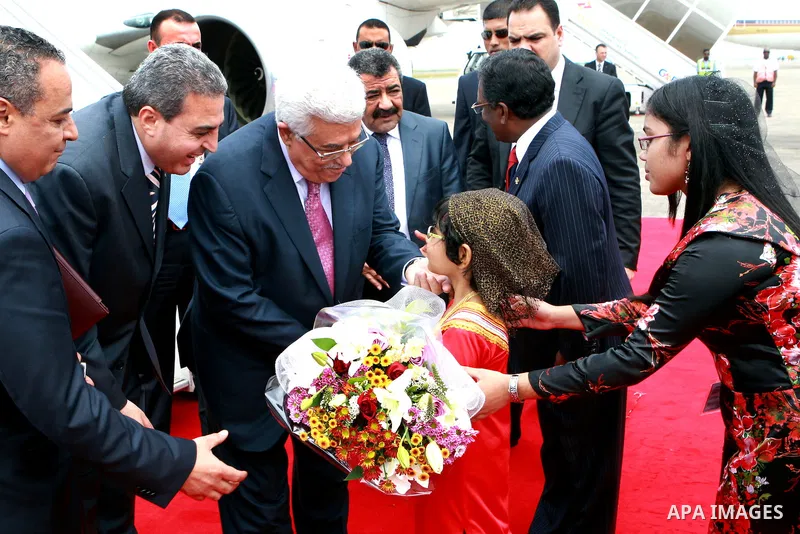 Palestinian President Mahmoud Abbas, received by Maldives President, Mohammed Waheed Hassan, upon arrival at the airport in Male, Maldives, Tuesday, April 17, 2012. Photo by Thaer Ganaim