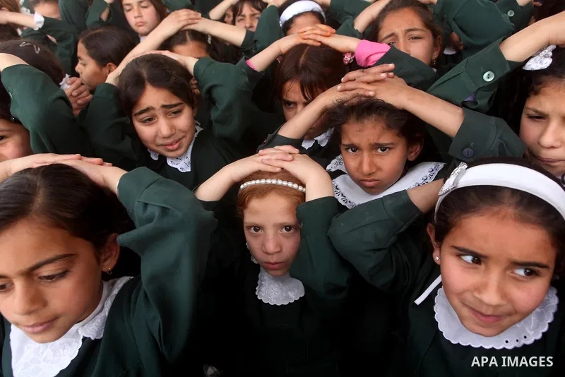 Ministry of The Education and the civil defense during campaign maneuver "for the protection of the safe evacuation of school children the Israeli attacks on Gaza, in Gaza city on April 18, 2012.. Photo by Ashraf Amra