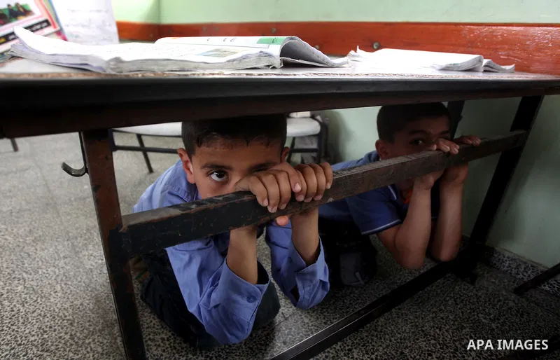 Ministry of The Education and the civil defense during campaign maneuver "for the protection of the safe evacuation of school children the Israeli attacks on Gaza, in Gaza city on April 18, 2012.. Photo by Ashraf Amra
