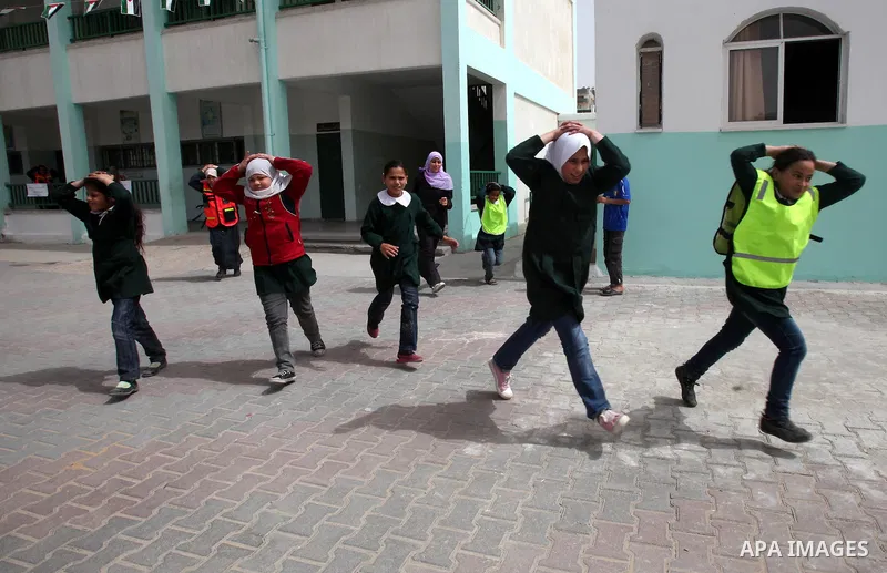 Ministry of The Education and the civil defense during campaign maneuver "for the protection of the safe evacuation of school children the Israeli attacks on Gaza, in Gaza city on April 18, 2012.. Photo by Ashraf Amra