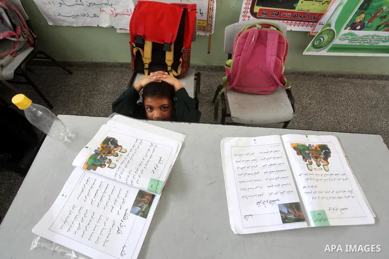 Ministry of The Education and the civil defense during campaign maneuver "for the protection of the safe evacuation of school children the Israeli attacks on Gaza, in Gaza city on April 18, 2012.. Photo by Ashraf Amra