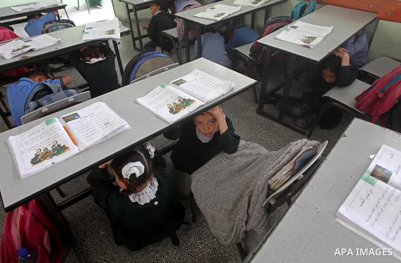 Ministry of The Education and the civil defense during campaign maneuver "for the protection of the safe evacuation of school children the Israeli attacks on Gaza, in Gaza city on April 18, 2012.. Photo by Ashraf Amra