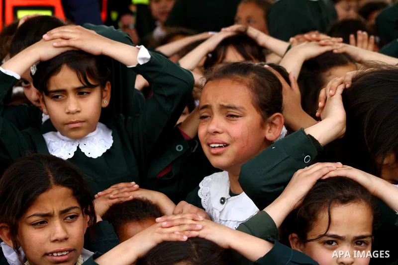 Ministry of The Education and the civil defense during campaign maneuver "for the protection of the safe evacuation of school children the Israeli attacks on Gaza, in Gaza city on April 18, 2012.. Photo by Ashraf Amra