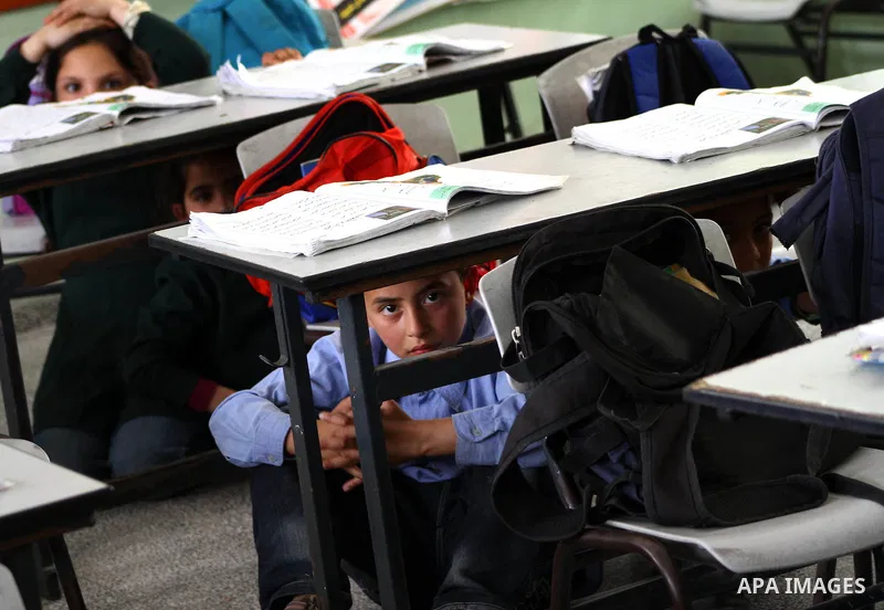 Ministry of The Education and the civil defense during campaign maneuver "for the protection of the safe evacuation of school children the Israeli attacks on Gaza, in Gaza city on April 18, 2012.. Photo by Ashraf Amra