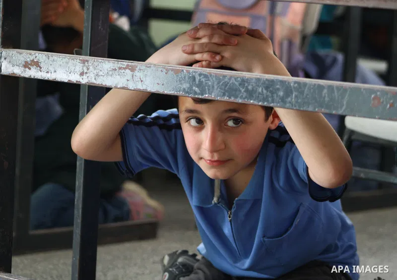 Ministry of The Education and the civil defense during campaign maneuver "for the protection of the safe evacuation of school children the Israeli attacks on Gaza, in Gaza city on April 18, 2012.. Photo by Ashraf Amra