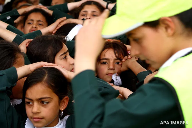 Ministry of The Education and the civil defense during campaign maneuver "for the protection of the safe evacuation of school children the Israeli attacks on Gaza, in Gaza city on April 18, 2012.. Photo by Ashraf Amra
