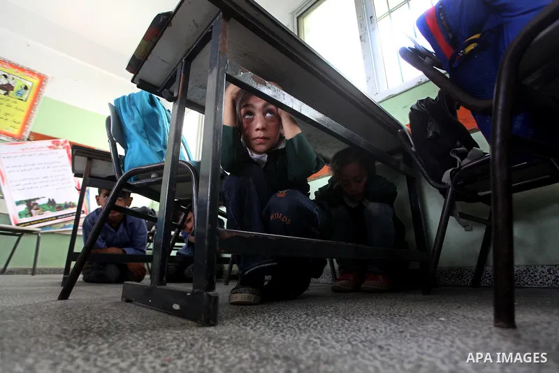 Ministry of The Education and the civil defense during campaign maneuver "for the protection of the safe evacuation of school children the Israeli attacks on Gaza, in Gaza city on April 18, 2012.. Photo by Ashraf Amra