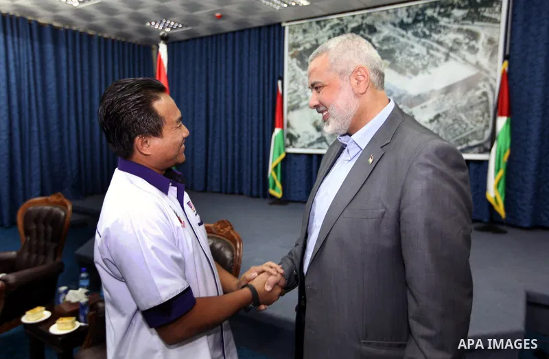 Palestinian Prime Minister in Gaza Strip, Ismail Haniya receives Malaysia delegation in his office in Gaza city on April 18, 2012. Photo by Ahmad Shaat
