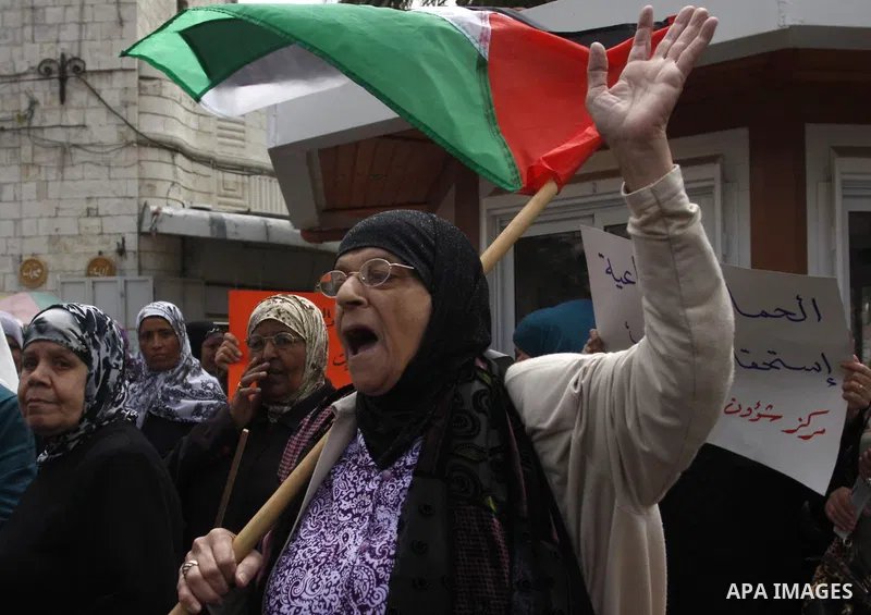Palestinians participate in a demonstration calling for the release of Palestinian prisoners jailed in Israel, in the West Bank city of Nablus,Israel is currently 1,200 of Palestinians in its prisons, on April 19, 2012....