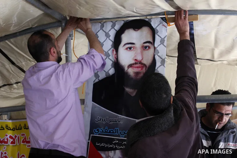 Palestinians participate in a demonstration calling for the release of Palestinian prisoners jailed in Israel, in the West Bank city of Nablus,Israel is currently 1,200 of Palestinians in its prisons, on April 19, 2012....