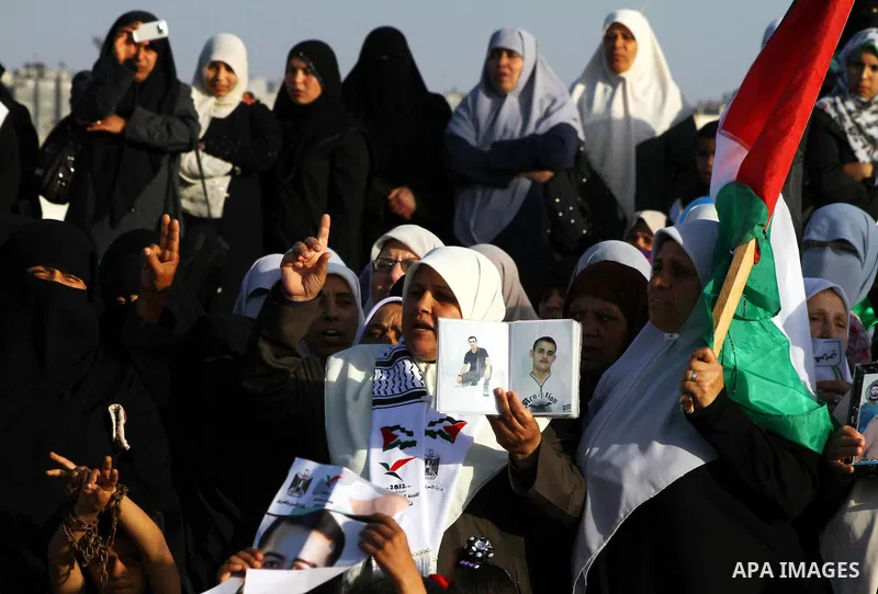 Palestinians participate in a demonstration calling for the release of Palestinian prisoners jailed in Israel, near Erez border crossing between Israel and the northern Gaza Strip, on April 19, 2012. Photo by Ashraf Amra