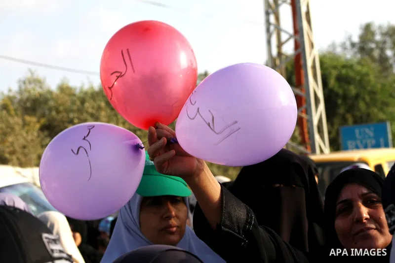 Palestinians participate in a demonstration calling for the release of Palestinian prisoners jailed in Israel, near Erez border crossing between Israel and the northern Gaza Strip, on April 19, 2012. Photo by Ashraf Amra