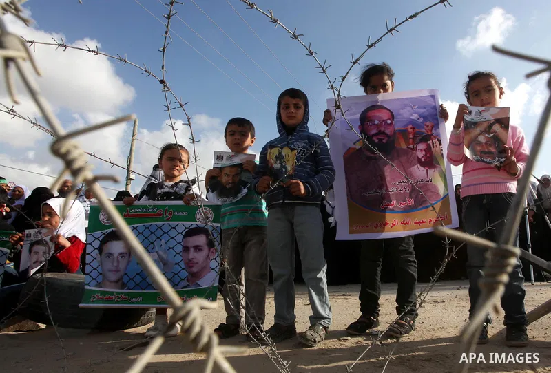 Palestinians participate in a demonstration calling for the release of Palestinian prisoners jailed in Israel, near Erez border crossing between Israel and the northern Gaza Strip, on April 19, 2012. Photo by Ashraf Amra