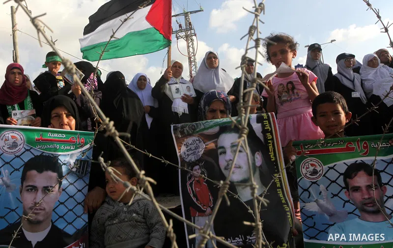 Palestinians participate in a demonstration calling for the release of Palestinian prisoners jailed in Israel, near Erez border crossing between Israel and the northern Gaza Strip, on April 19, 2012. Photo by Ashraf Amra
