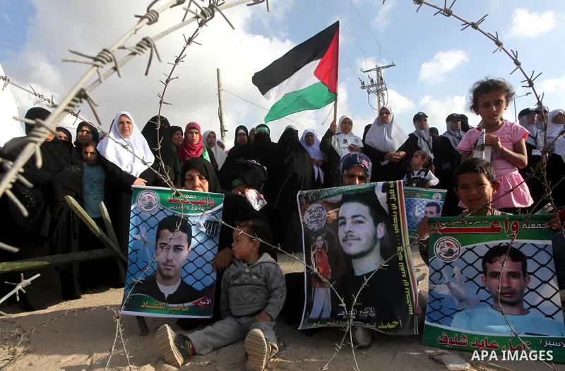 Palestinians participate in a demonstration calling for the release of Palestinian prisoners jailed in Israel, near Erez border crossing between Israel and the northern Gaza Strip, on April 19, 2012. Photo by Ashraf Amra