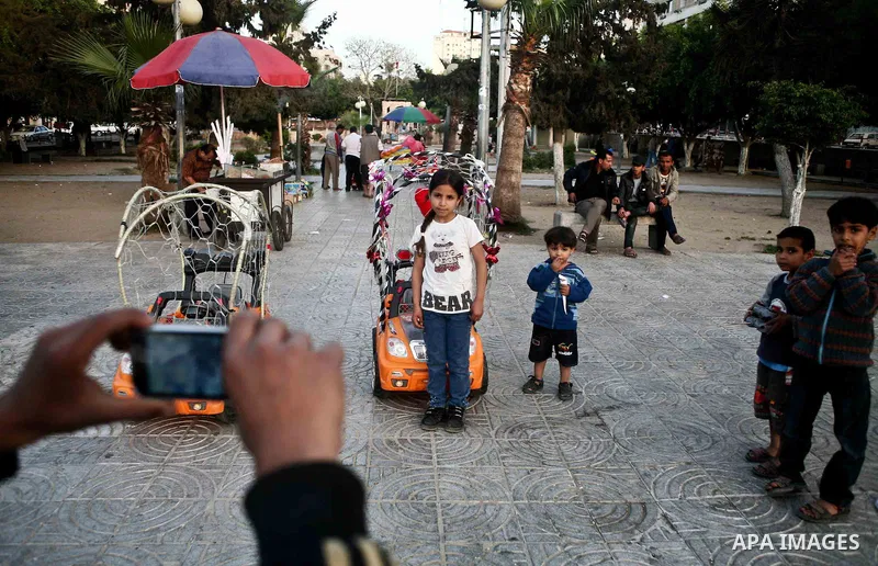Palestinian children play in a garden in Gaza city, 23 April 2012. With high rates of unemployment in Gaza strip. Photo by Ali Jadallah