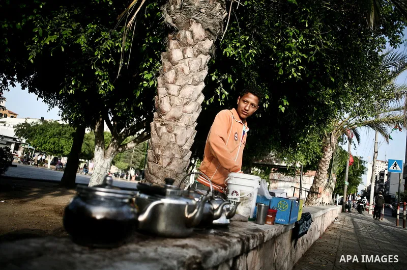 A Palestinian vendor sells drinks in a garden in Gaza city, 23 April 2012. With high rates of unemployment in Gaza strip. Photo by Ali Jadallah