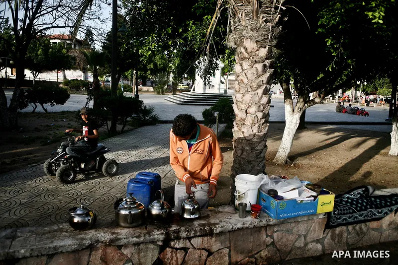 A Palestinian vendor sells drinks in a garden in Gaza city, 23 April 2012. With high rates of unemployment in Gaza strip. Photo by Ali Jadallah
